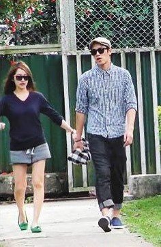 柯震東蕭亞軒姐弟戀曝光 牽手漫步拉衣角(圖)