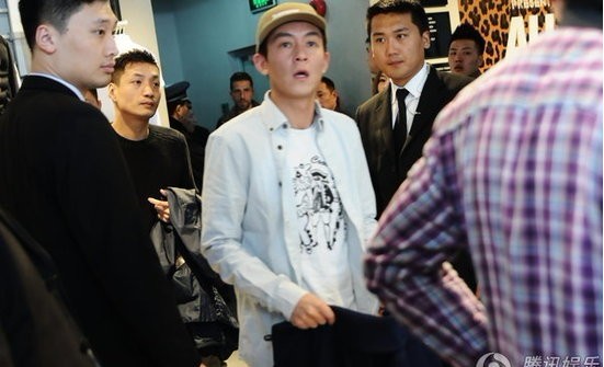 陳冠希與好友逛店 搭女粉絲肩膀親密拍照