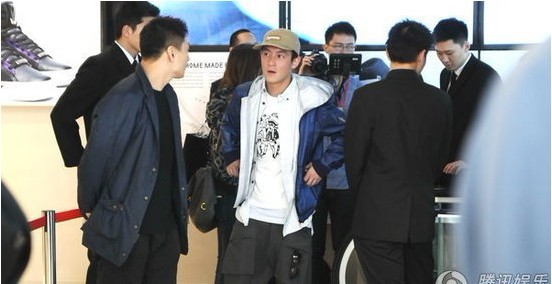 陳冠希與好友逛店 搭女粉絲肩膀親密拍照