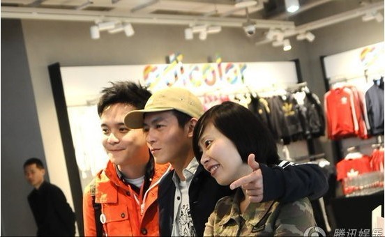 陳冠希與好友逛店 搭女粉絲肩膀親密拍照