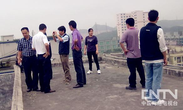 深圳富士康因遷廠發生糾紛 員工樓頂對峙26小時