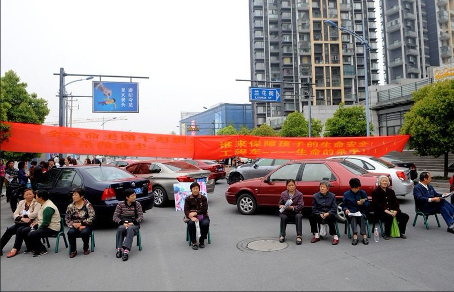 家長堵路抗議工程車通過幼兒園門口
