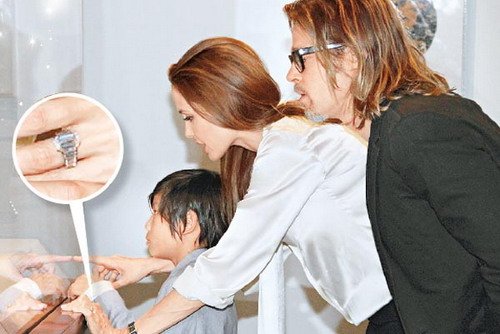 安吉麗娜日前與皮特及兒子柏斯參觀博物館時(shí),被拍到戴有訂婚戒指。(美聯(lián)社圖片)