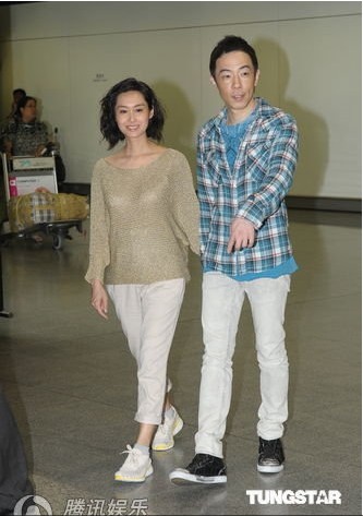 組圖:朱茵宣布懷孕后與男友現(xiàn)身 年底將結婚