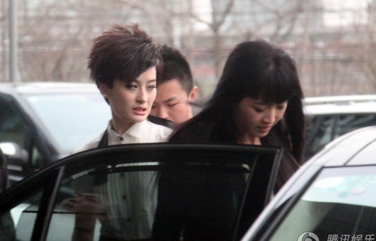 曾軼可中性裝現(xiàn)身酒店 讓男助理調(diào)整內(nèi)衣