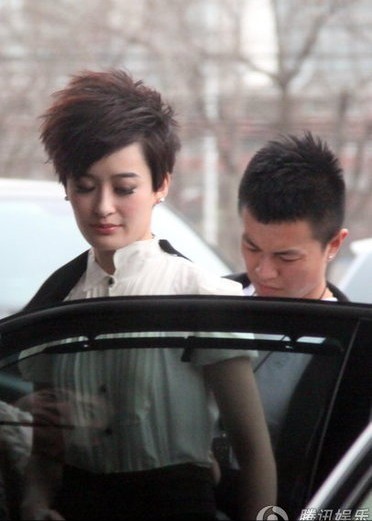 曾軼可中性裝現(xiàn)身酒店 讓男助理調(diào)整內(nèi)衣