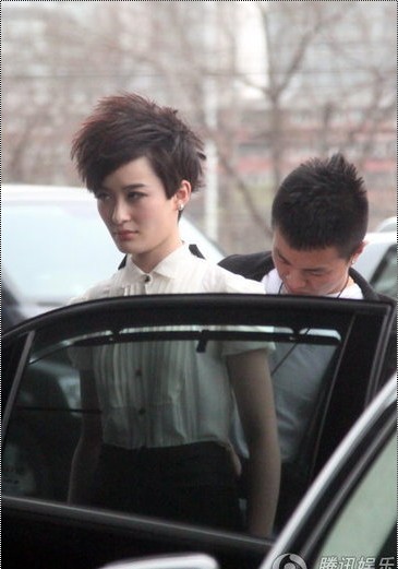 曾軼可中性裝現(xiàn)身酒店 讓男助理調(diào)整內(nèi)衣