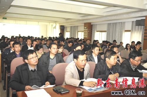 岑鞏縣請專家、教授為142名駐村干部“充電”