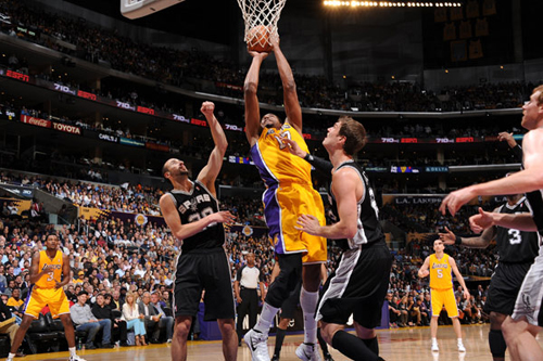 帕克29+13掀18-0狂潮 馬刺狂勝湖人保西部第一