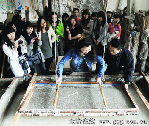 江蘇大學生丹寨親身體驗精華千年古法造紙術