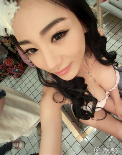 足球寶貝自曝后臺黑絲照 大秀豐腴上圍(圖)