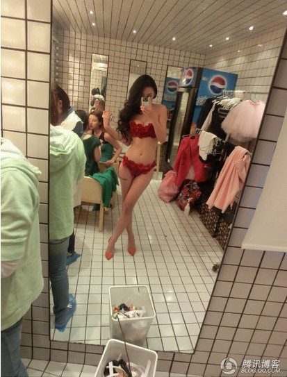 足球寶貝自曝后臺黑絲照 大秀豐腴上圍(圖)