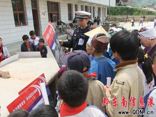 黃平縣交警開展“送法進小學”活動(圖)