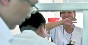 唐慧(右一)在勞教所見到自己的辯護(hù)律師禁不住潸然淚下。圖片來源:重慶晨報(bào)