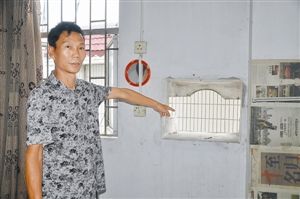 小黃就是從這個(gè)空調(diào)口跳下4樓身亡的。