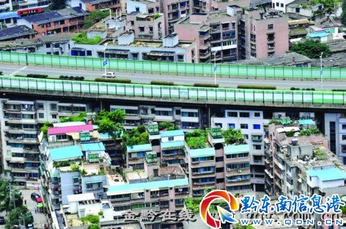 貴陽10余居民樓棲身橋下 樓頂幾乎挨著橋板(圖)