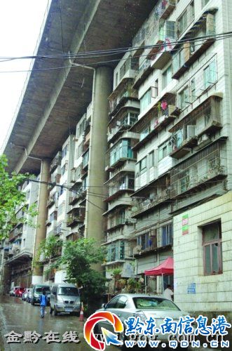 貴陽10余居民樓棲身橋下 樓頂幾乎挨著橋板(圖)