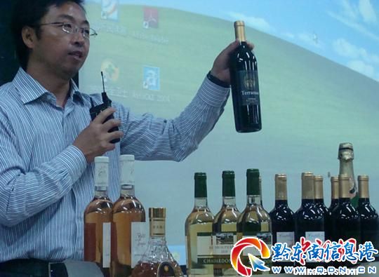 圖為:楊勇介紹每一瓶洋酒。(楊勇提供/攝)