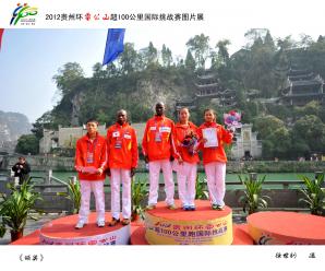 ���C����  ����� �z