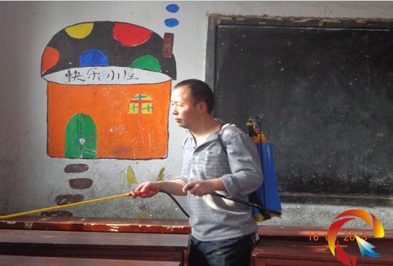 工作人員正在進行消毒