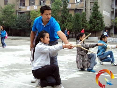 何孝鋒在指導學生練習月牙鏜