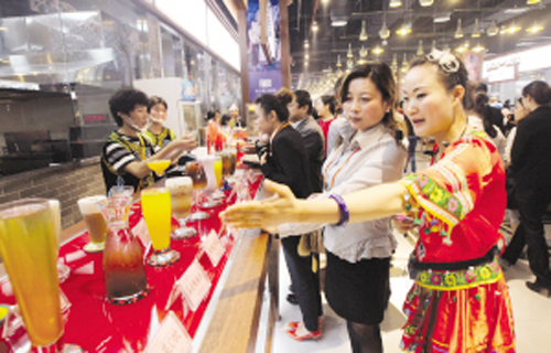 工作人員向客商介紹黔匯特產(chǎn)美食城的商品