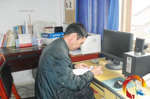 王老師在認真的工作