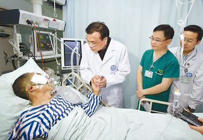 李克強到華西醫院看望傷員