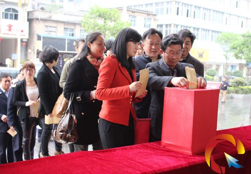 干部群眾們踴躍捐贈