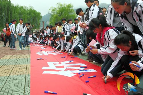 施秉縣數(shù)千名干部群眾紛紛在紅色長卷上莊重的簽名 吳壽旭 攝