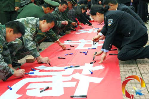 施秉縣數(shù)千名干部群眾紛紛在紅色長卷上莊重的簽名 吳壽旭 攝