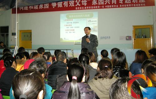 圖為:貴州省教育廳基礎教育處薛豐慧教授在現場講解