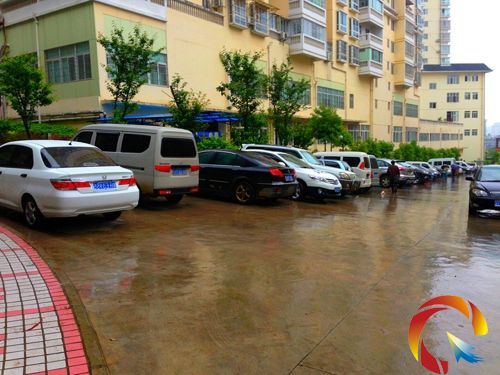 停放在次干道上的車輛