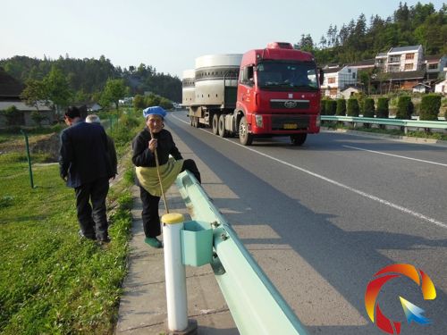 :這位老奶奶準(zhǔn)備穿過(guò)高速路