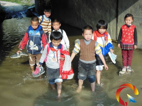學(xué)生涉水通過(guò)涵洞上學(xué)