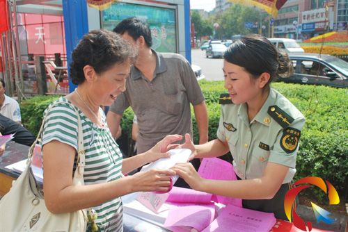 吳青玲在發(fā)放宣傳知識手冊