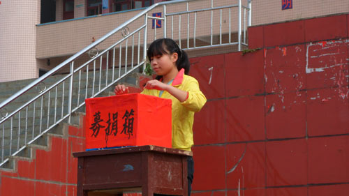 學(xué)生正在捐款