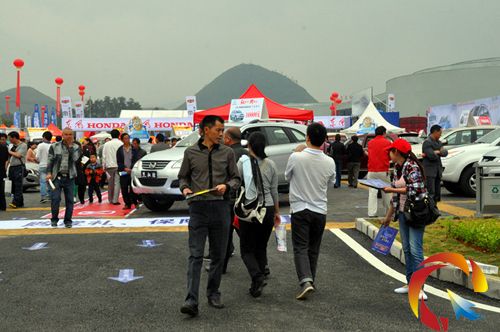 房車交易會首日 出現“兩極格局” 車市房市一熱一冷 冰火兩重天