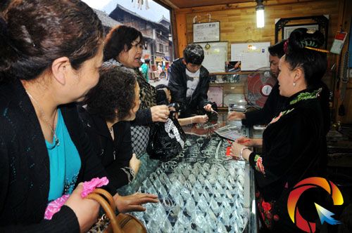 游客在購買銀飾工藝品+潘國雄+攝
