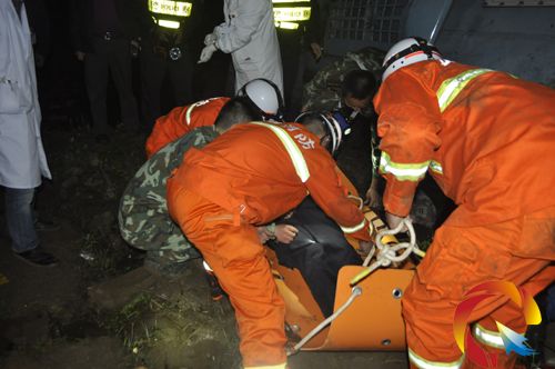 施秉旅游大巴車滾落10米山崖致20多人受傷