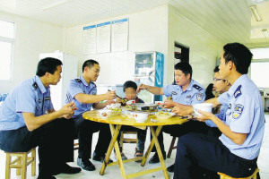 少年步行尋找打工父親走170公里 餓暈路上