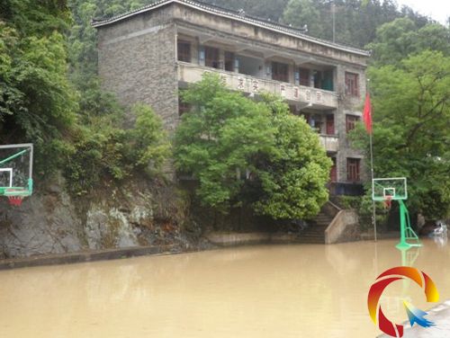 岔河小學操場變成了名副其實的“魚塘”