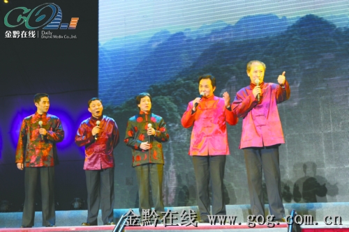 2011年,陳忠(右一)在貴州演出群口相聲。(圖由受訪者梁正幫提供)