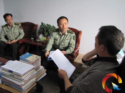 1-圖為蔣浩、張通江參謀在向雷中副校長(zhǎng)劉志山征詢(xún)夏季征兵的意見(jiàn)和建議