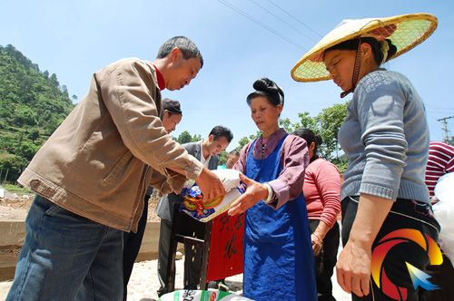 5��11�գ���կ�h�ϸ��l(xi��ng)ʯ��壬��(z��i)�����I(l��ng)ȡ���M(f��i)�l(f��)�ŵĵ��N��