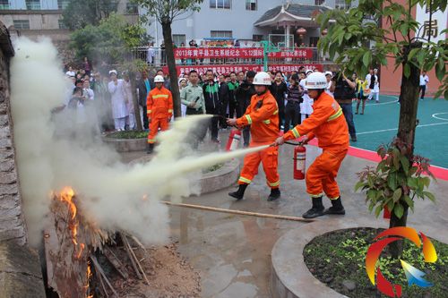 消防官兵演示干粉滅火器