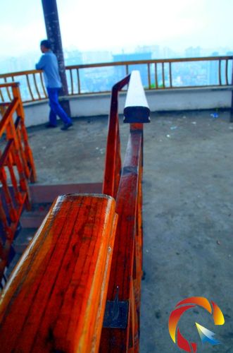 欄桿上的木頭被人為取走