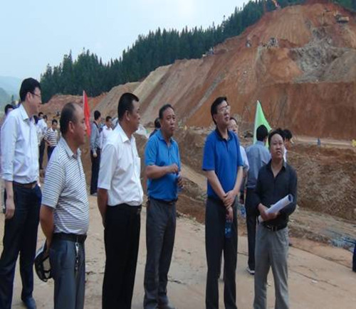 李飛躍在調(diào)研現(xiàn)場(chǎng)