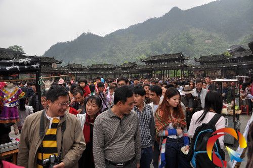 圖為西江千戶苗寨2013年五一期間熙熙攘攘的旅游人群