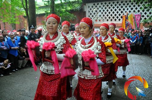 苗族同胞在跳板凳舞